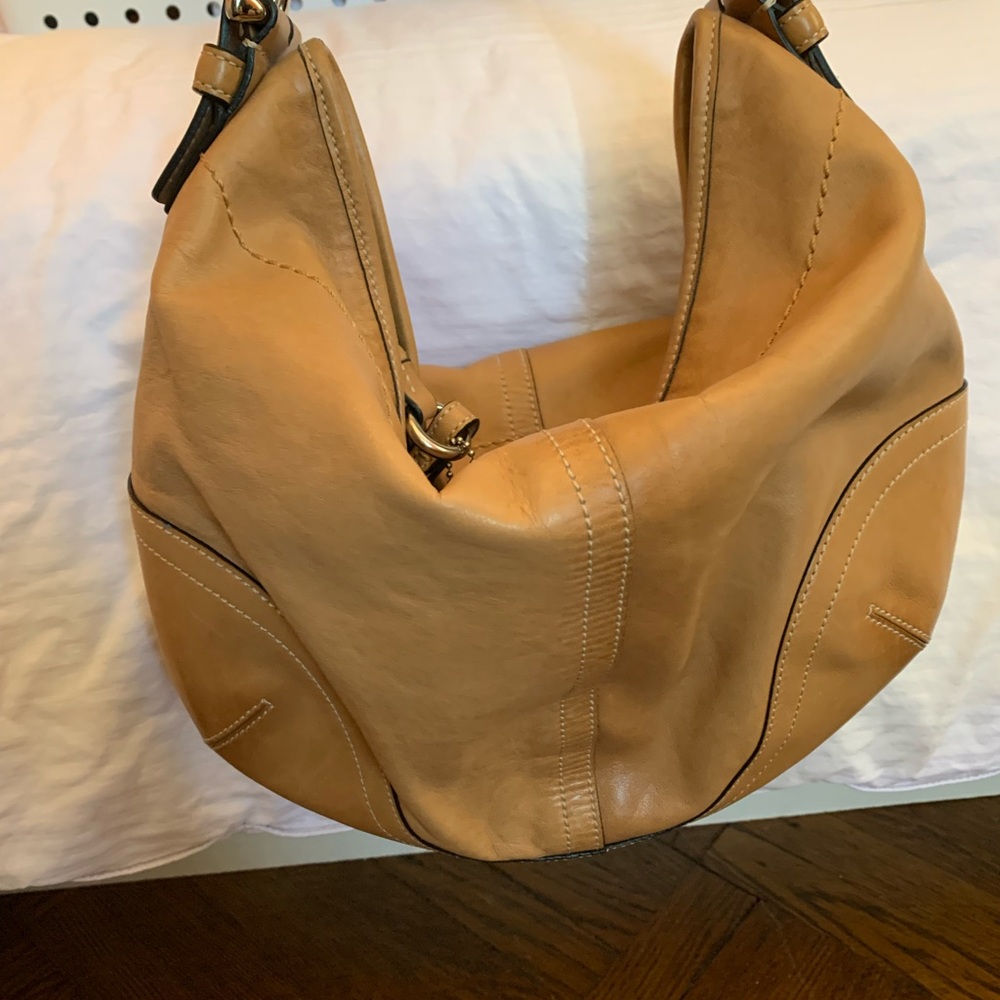 Tan Leather Hobo Bag with Slouchy Design and Zipper Closure